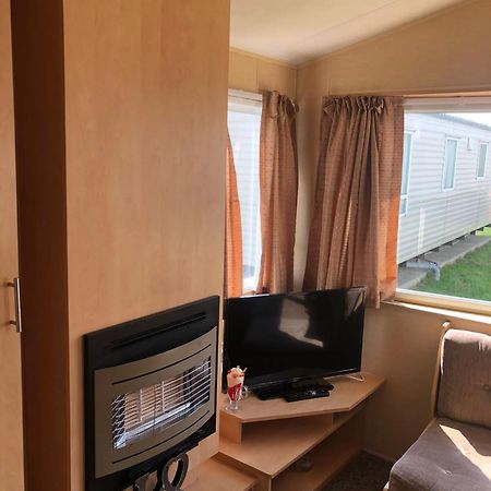 Adorable 2 Bedroom Caravan In Clacton-On-Sea Extérieur photo