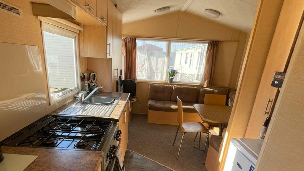 Adorable 2 Bedroom Caravan In Clacton-On-Sea Extérieur photo
