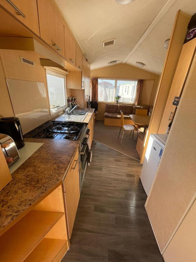 Adorable 2 Bedroom Caravan In Clacton-On-Sea Extérieur photo