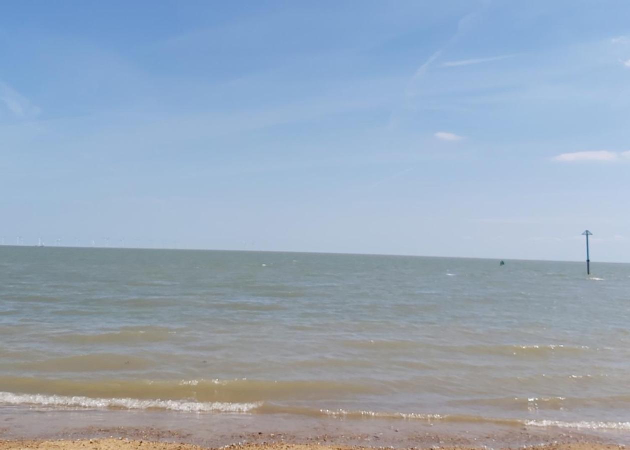 Adorable 2 Bedroom Caravan In Clacton-On-Sea Extérieur photo