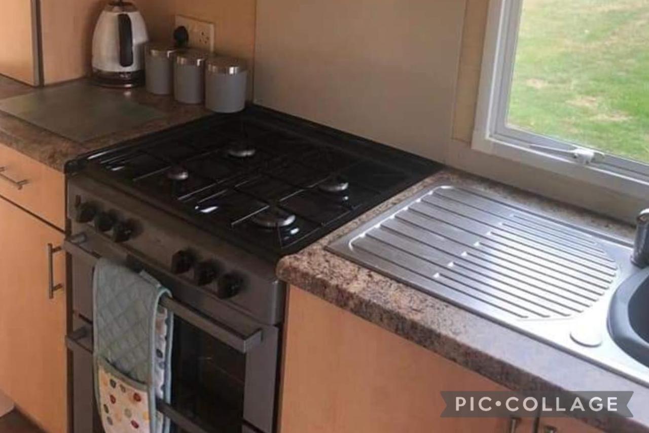 Adorable 2 Bedroom Caravan In Clacton-On-Sea Extérieur photo
