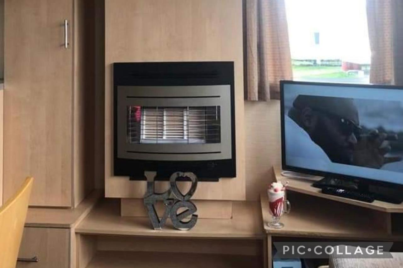 Adorable 2 Bedroom Caravan In Clacton-On-Sea Extérieur photo